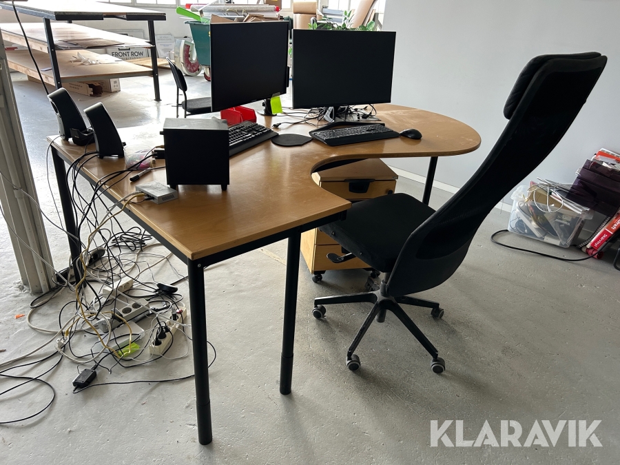 Skrivbord, stol, hurts, datorskärmar Kinnarps / Samsung