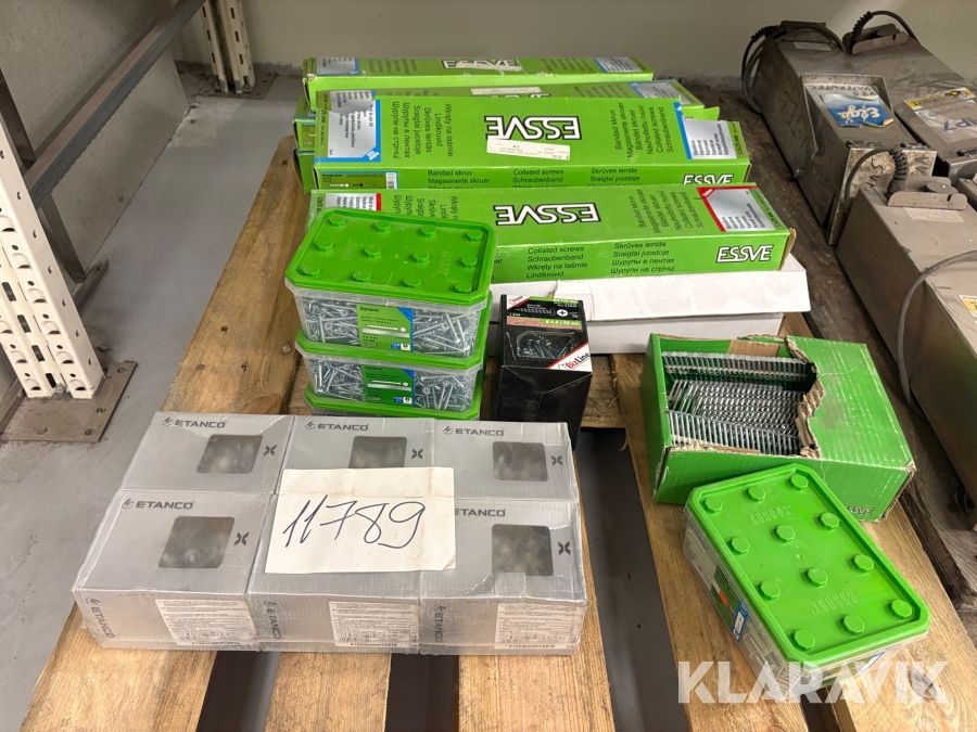 Pall med blandat parti skruv och spikar