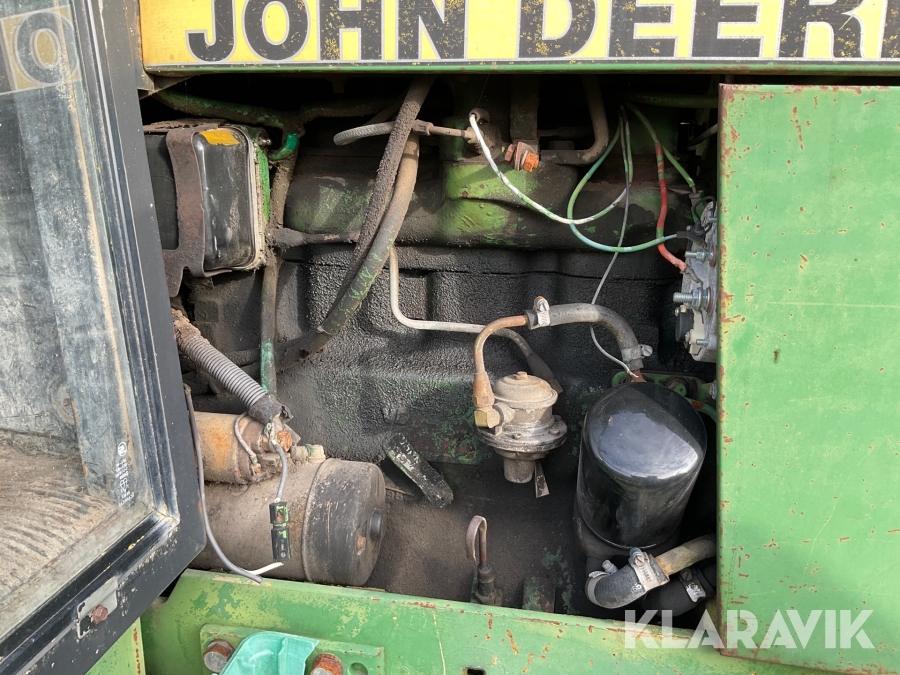 Traktor John Deere 2140 med skogskärra