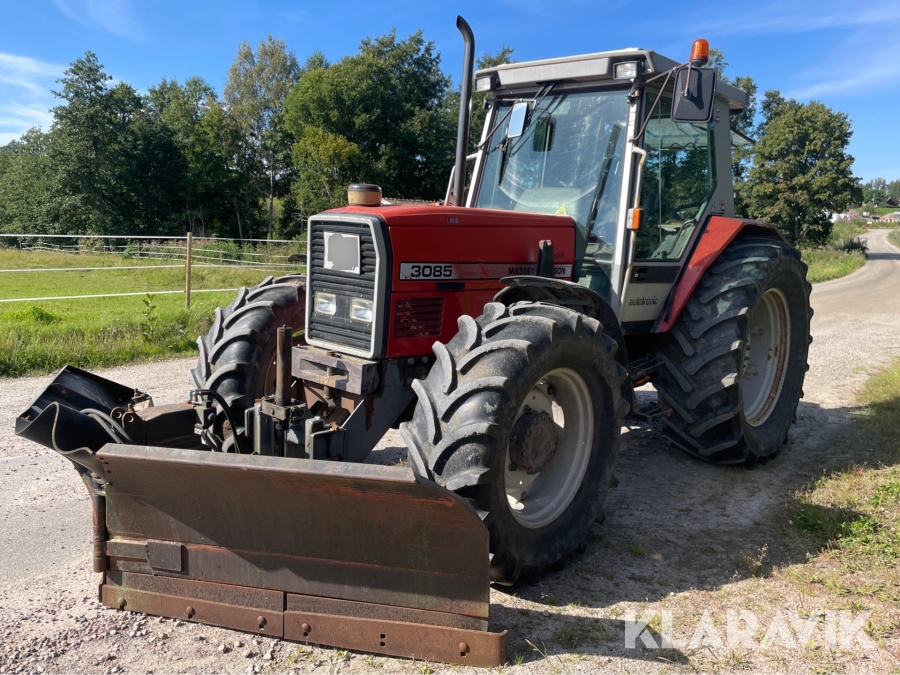 Traktor Massey Ferguson 3085 med snöplog 
