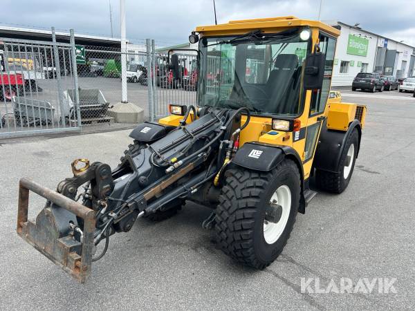 Redskapsbärare Lundberg 4220 med plog och sandspridare