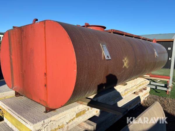Vattentank med spridarramp