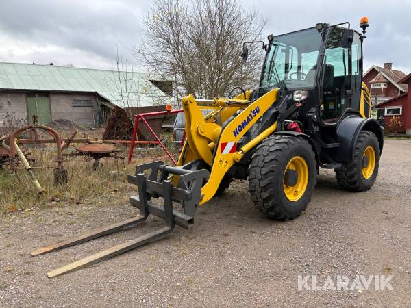 Hjullastare Komatsu WA80M-8E0 med skopa och gafflar