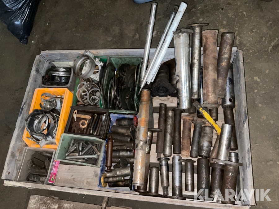 Diverse tappar och tillbehör för grävmaskin