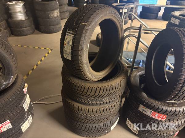 Odubbade vinterdäck Goodyear 235/45R18 4 st