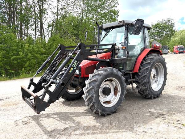 Traktor Massey Ferguson 4255 med skogshytt