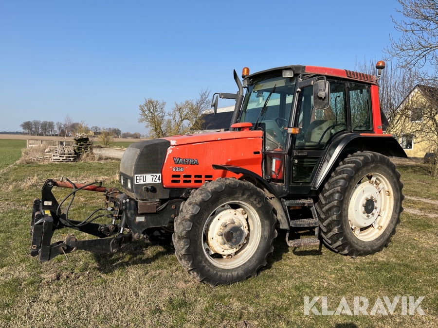 Traktor Valtra 6350 HiTech med frontlyft