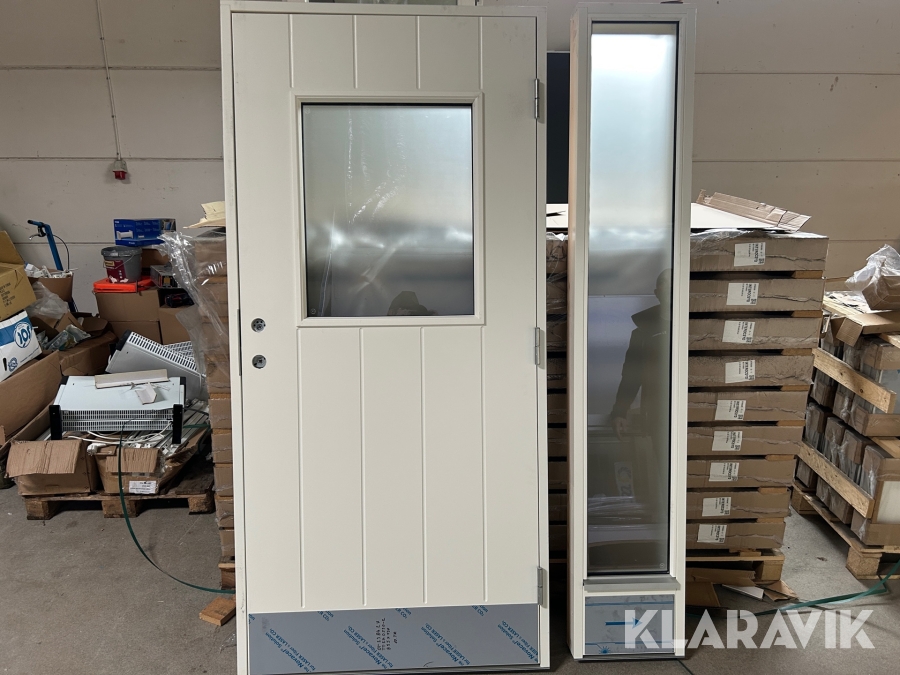 Dörr med sidofönster