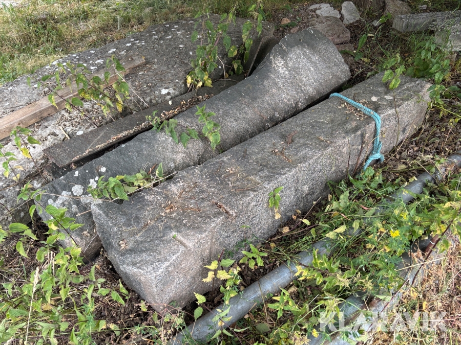 Grindstolpar i granit 4st
