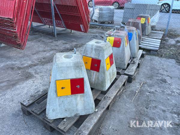 Betongfundament för vägskylt