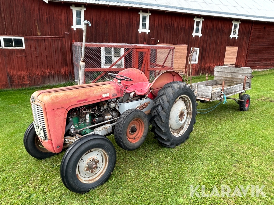 Traktor Massey Ferguson 30 med timmervagn