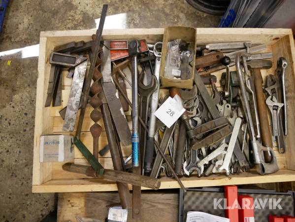 Diverse handverktyg skiftnycklar, fasta nycklar med mera