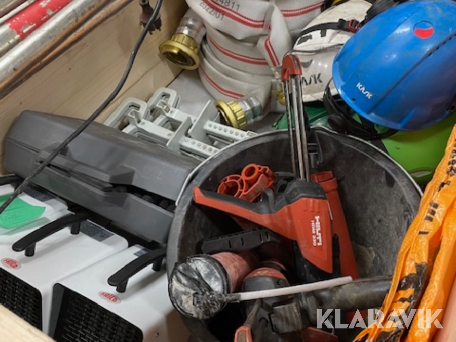 Pall med diverse verktyg och tillbehör