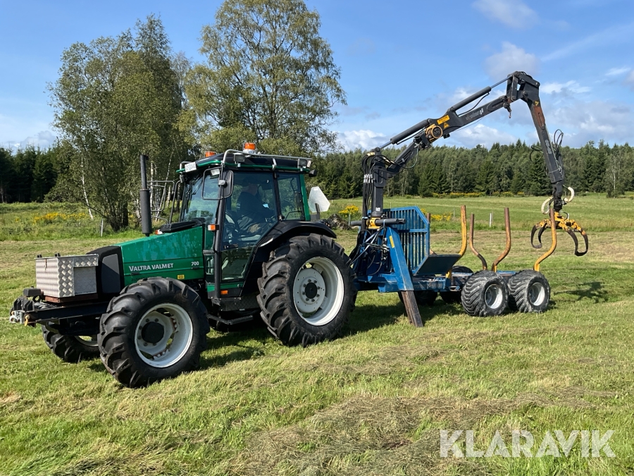 Traktor Valtra Valmet 700 Skogsutrustad med Timmerkärra