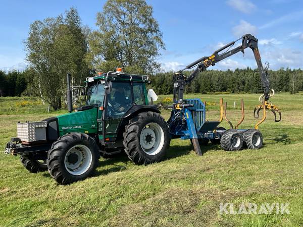 Traktor Valtra Valmet 700 Skogsutrustad med Timmerkärra