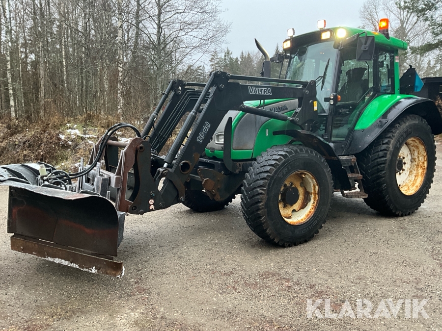 Traktor Valtra C110 med lastare, vikplog och redskap