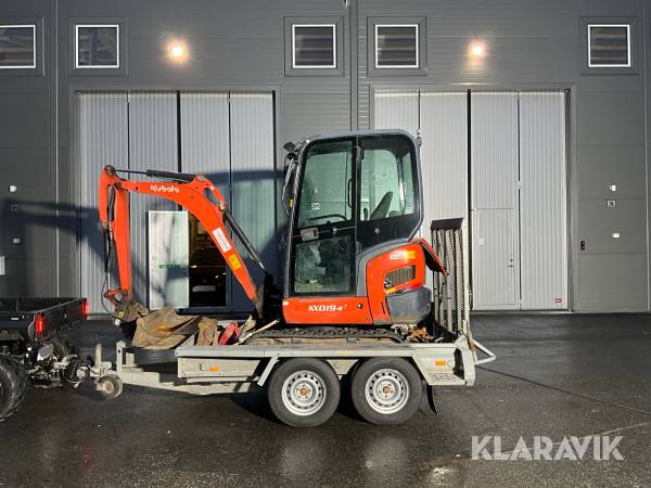 Grävmaskin Kubota KX019-4 med flera redskap och släp