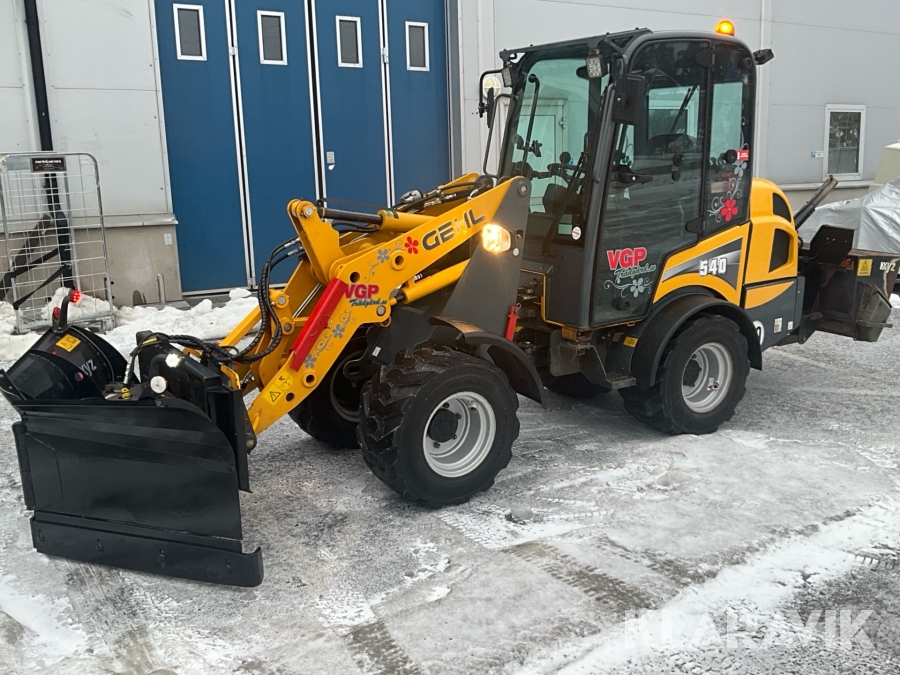 Hjullastare Gehl AL540 med vikplog och sandspridare