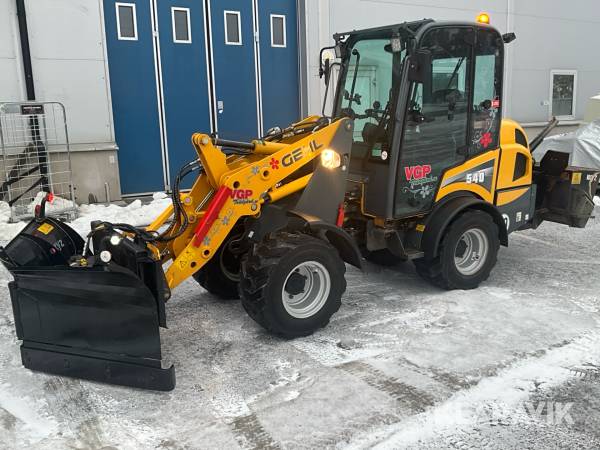 Hjullastare Gehl AL540 med vikplog och sandspridare