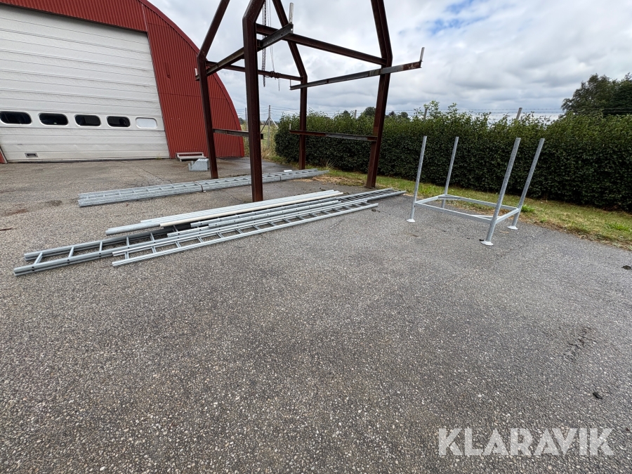 Parti med kabelstegar, galvade rör samt materialställ