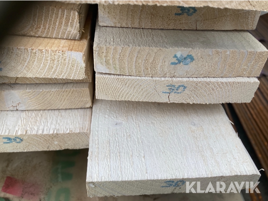 Parti med grundmålat virke