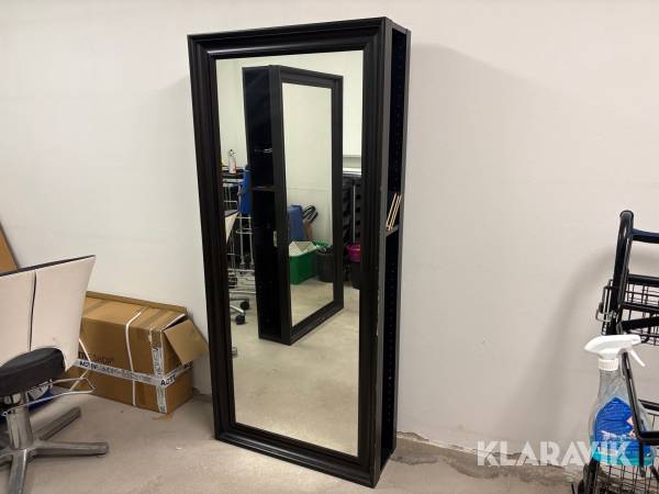 Spegel med hylla och eluttag