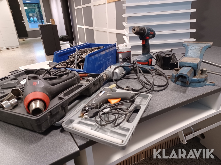 Äldre borrmaskin med sladd, även äldre skruvdragare. Bosch