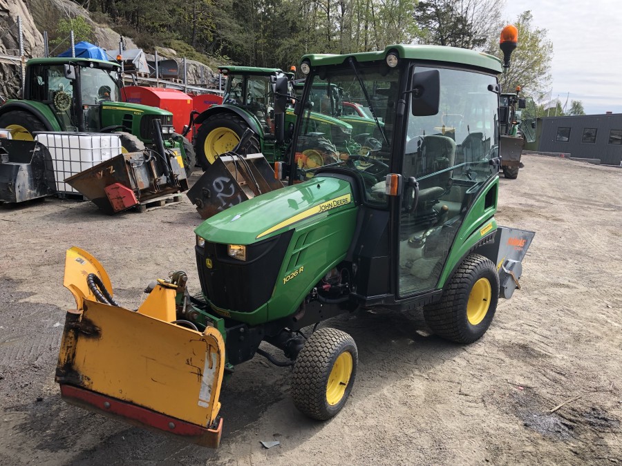 Traktor John Deere 1026R -14 inkl snöutrustning