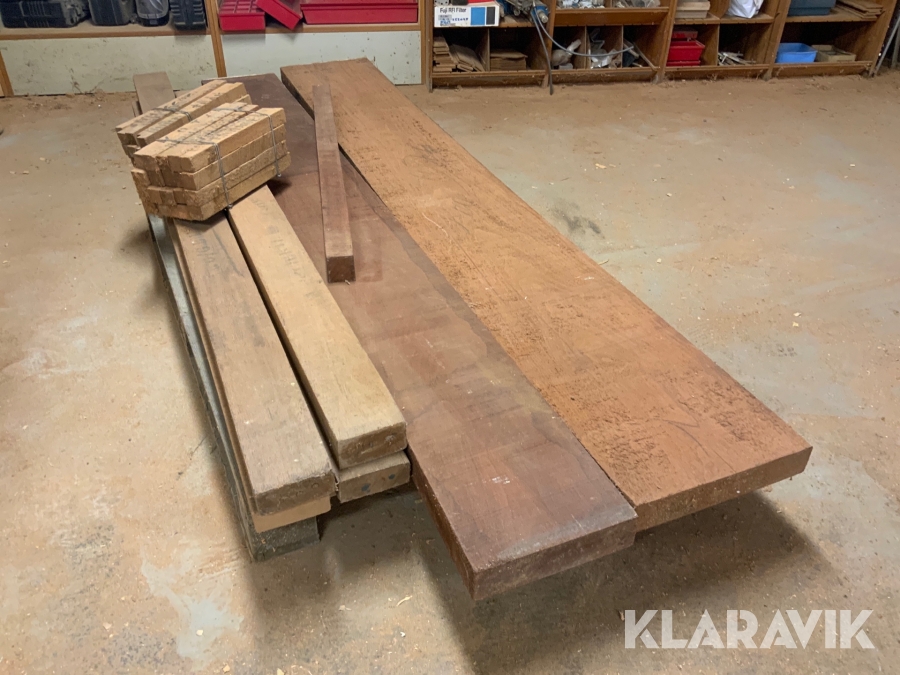 Virke av teak och mahogny