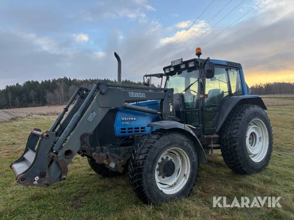 Traktor Valtra X120 med frontlastare