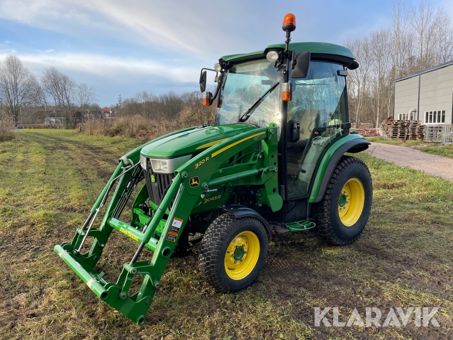 Traktor John Deere 3045R med lastare 320R, sandspridare och snöplog