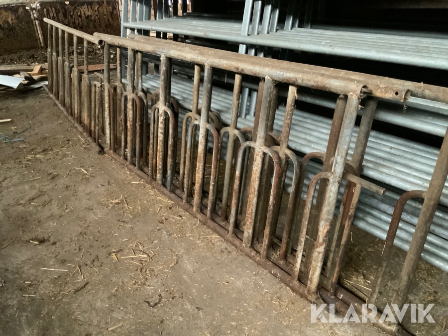 Front till foderbord samt boxväggar. ca 15 st