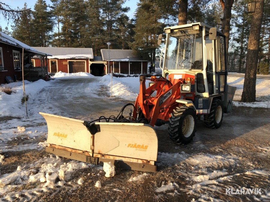Lastmaskin Kubota R310 med vikplog sandningsaggregat och skopor