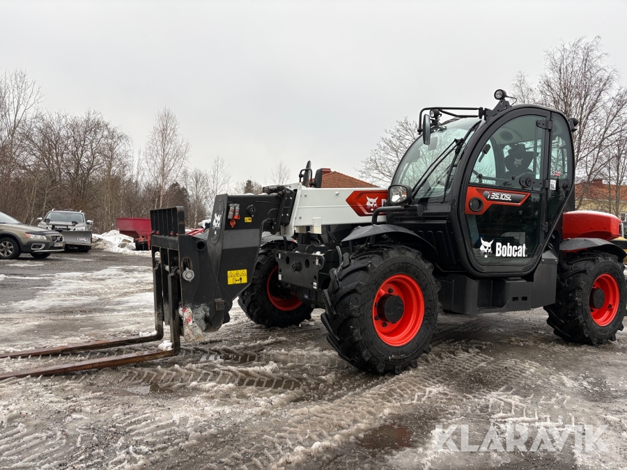 Teleskoplastare Bobcat T35 med skopa och gafflar