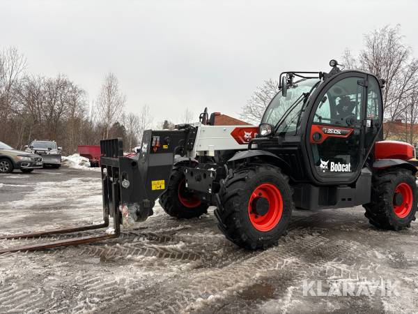 Teleskoplastare Bobcat T35 med skopa och gafflar