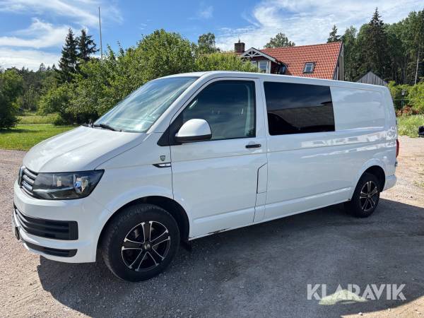 Skåpbil Volkswagen Transporter med baksäte och skåp