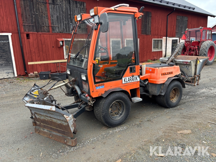 Redskapsbärare Holder C245 med vikplog och sandspridare