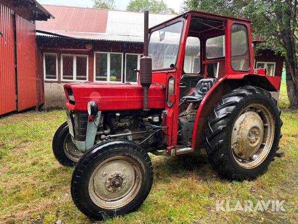 Veterantraktor Massey Ferguson 135 med bakmonterad vinsch
