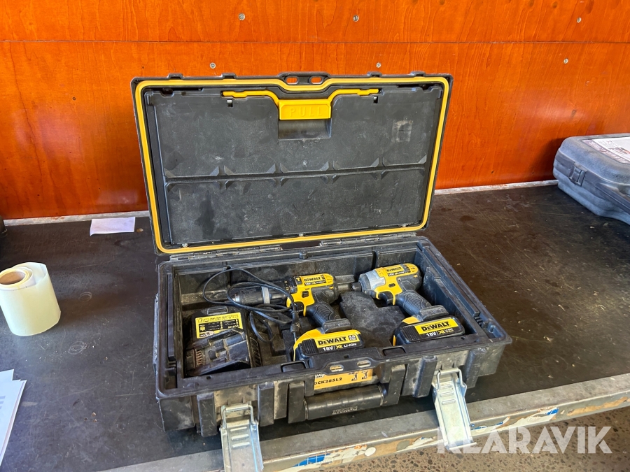 Borrmaskin med skruvdragare och laddare 2 st batterier Dewalt Kit Dck 285 L2
