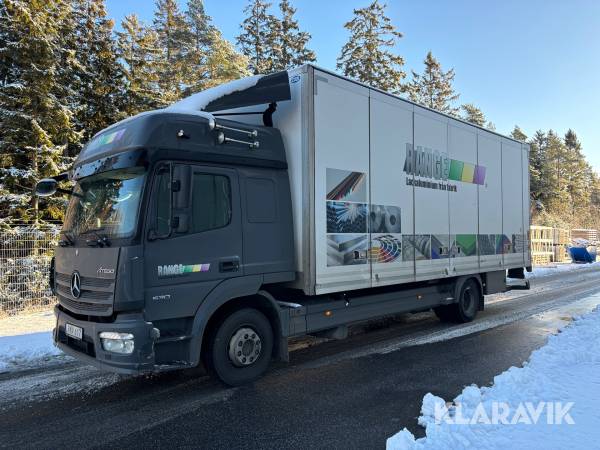 Lastbil Mercedes-Benz Atego 530 med bakgavellyft