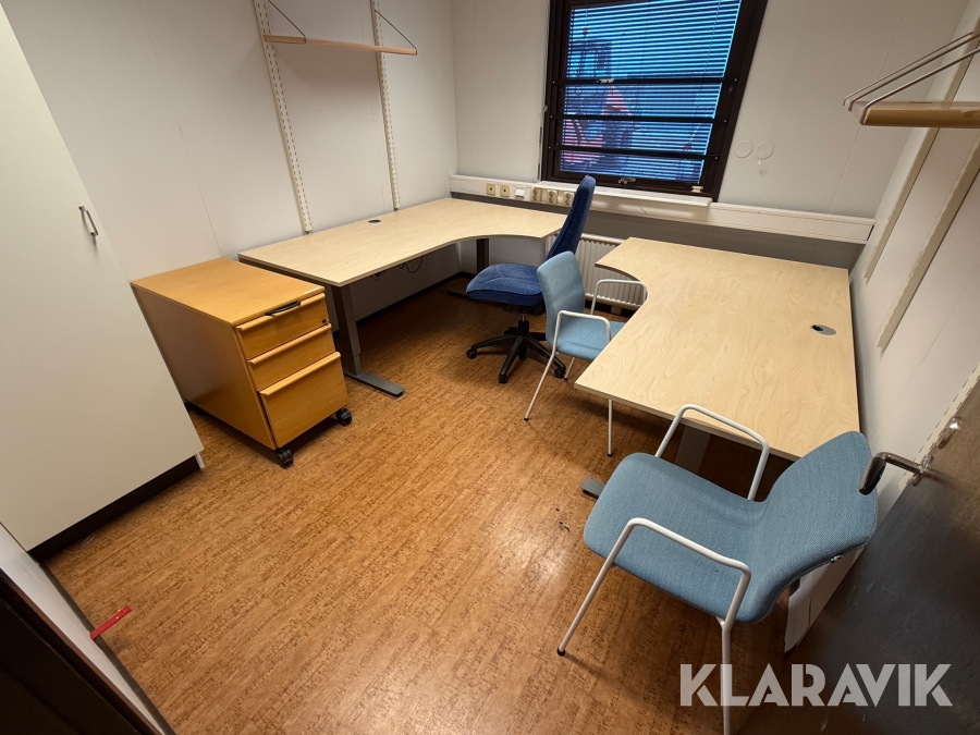 Parti med kontorsmöbler