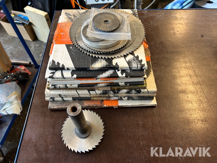 Parti med fräsklingor olika storlekar