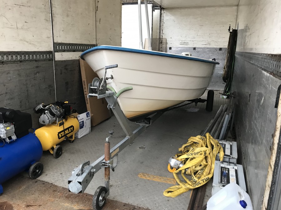 Båt styrpulpet m trailer / 30 hk Johnson