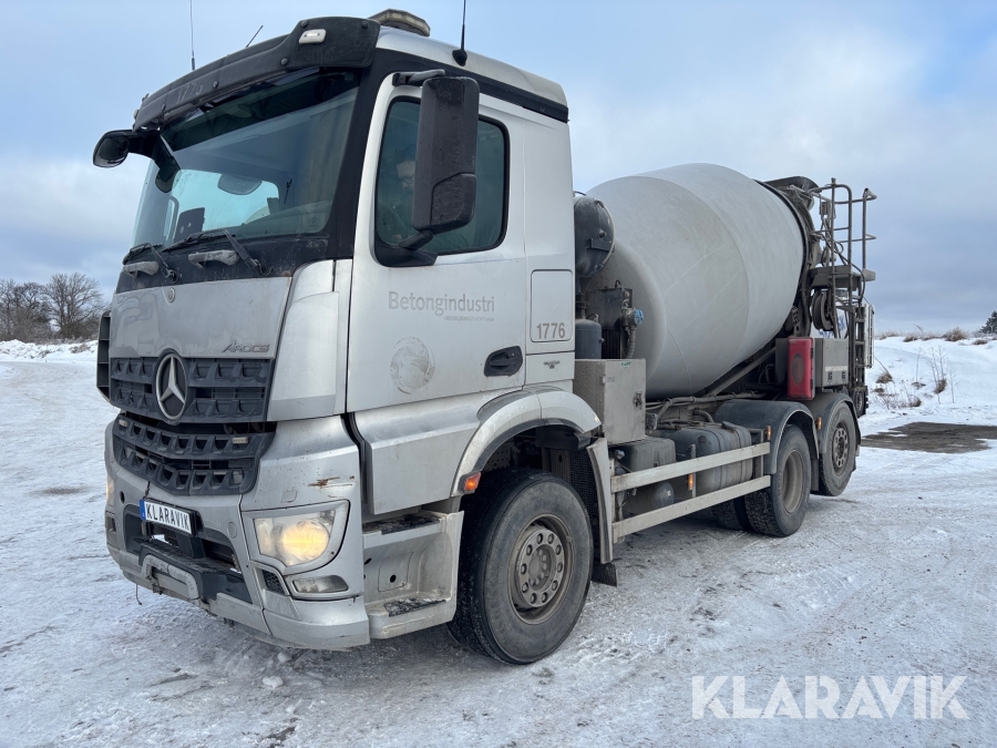 Betongbil Mecedes-Benz Arocs 6x2 med ränna