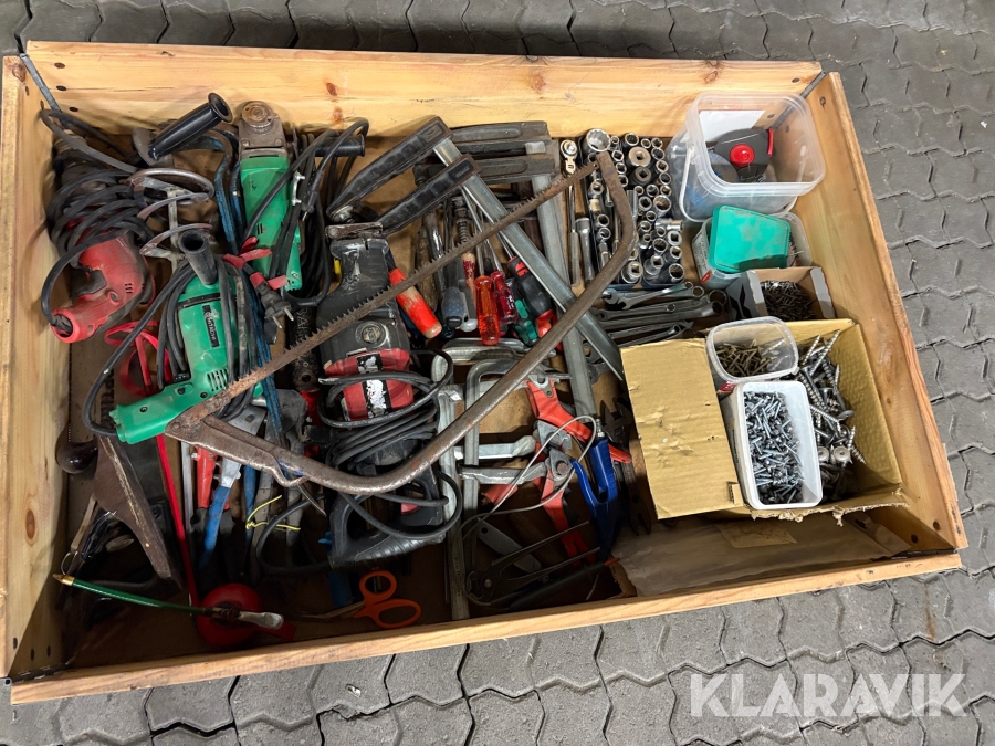 Pall med blandade verktyg och skruv m.m