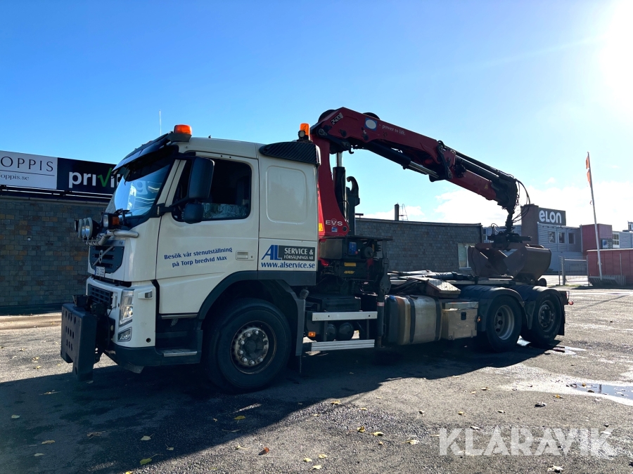 Kranväxlare Volvo FM12 med grip och plogutrustning i fronten