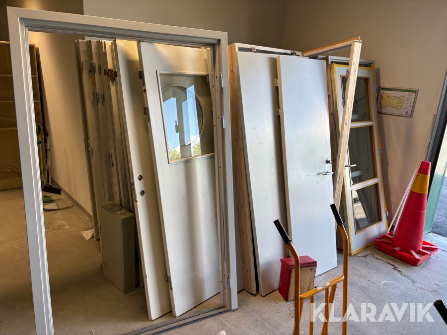 Blandade innerfönster och innerdörrar