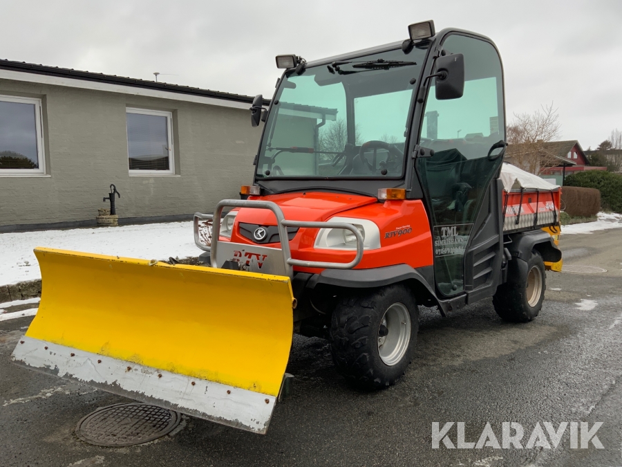 Vinterutrustad ATV Kubota RTV900 med plog och saltspridare