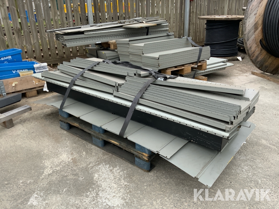 Parti verkstadshyllor