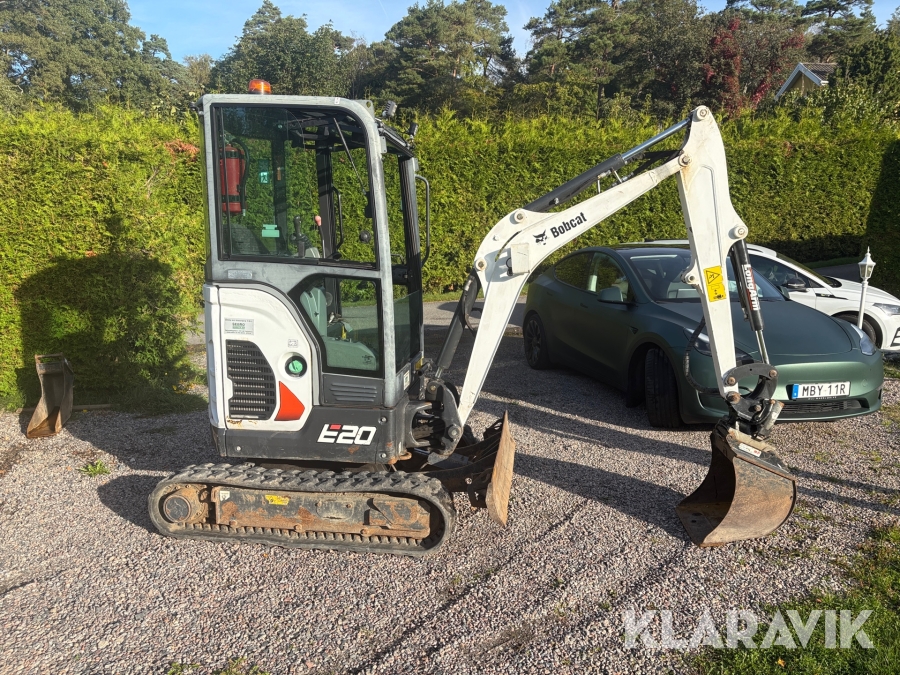 Minigrävare Bobcat E20 med maskinsläp och 3 redskap